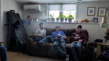 Visiting at the Elliots' home before the meetings